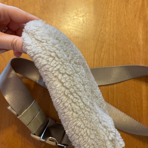 Lululemon Everywhere Belt Bag Sherpa - Picture 4 of 4